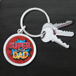 すごいパパ口ひげモダングランジ キーホルダー<br><div class="desc">すごいパパモダンMustacheグランジ Keychainは赤と黄色のタイポグラフィでモダンパパを表す文字「」を備え、背景は青と赤で口ひげでアクセントになっている。誕生日、父の日、クリスマス、休日などのパパのための贈り物。Evco Studio www.zazzle.com/store/evcostudioによって作成</div>