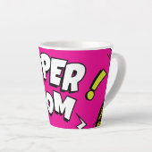 「すごい母」カラフル漫画本美術ポップ・アートのラテマグカップ カフェラテマグ (右アングル)