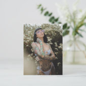 すごい!入れ墨美しいビキニ女写真 ポストカード (スタンド正面)