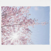 すさまじい木のピンク色の花を太陽が通過する フリースブランケット (正面(横))