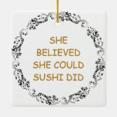 すしおもしろいプリンのクリスマス セラミックオーナメント (裏面)