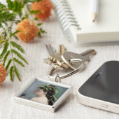 すずめを握っている女の子のポートレート キーホルダー (側面)