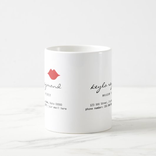 すてきなメイクアップアーティストの赤い唇の白 コーヒーマグカップ (中央)