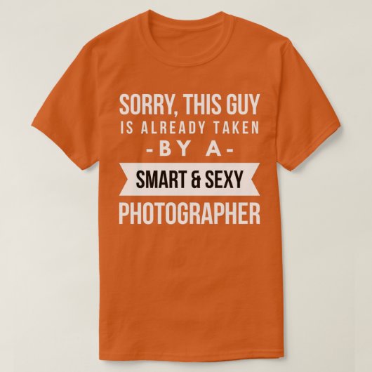すでにセクシーな写頭が切れる真カメラマンに撮影 Tシャツ (デザイン正面)