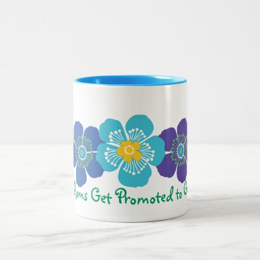 すばらしいお母さんは祖母に促進されて得ます ツートーンマグカップ (中央)