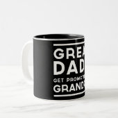 すばらしいパパは祖父に促進されて得ます ツートーンマグカップ (正面左)