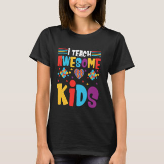 すばらしい子供たちを教える カラフルパズルハート 自閉症  Tシャツ
