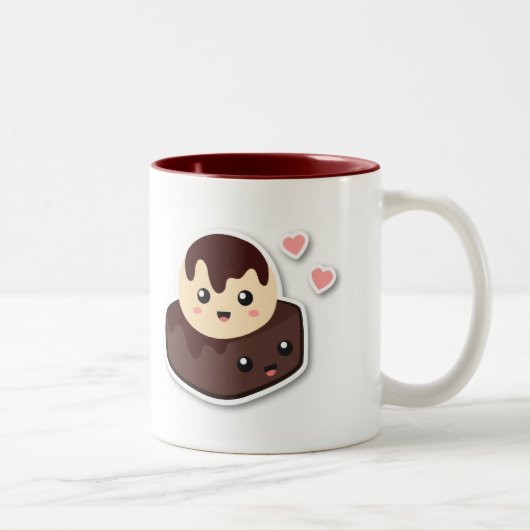 すばらしい組のバニラアイスクリームおよびブラウニー ツートーンマグカップ (右)