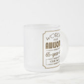 すばらしい金ゴールド第65の誕生祝いの世界のベスト フロストグラスマグカップ (正面右)