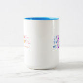すばらしくすばらしい女性のお母さんの虹のタイポグラフィ ツートーンマグカップ (中央)