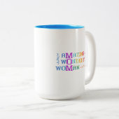 すばらしくすばらしい女性のお母さんの虹のタイポグラフィ ツートーンマグカップ (正面右)