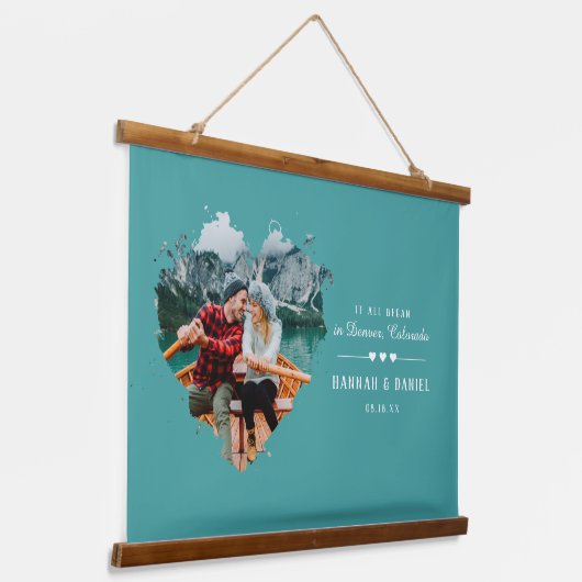 すべてが始まった |ロマンチックパーソナライズされたなカップルの写真 吊り下げ型タペストリー (傾斜あり)