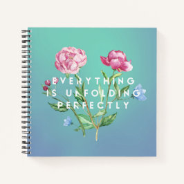 すべてが展開している完全にらせん状のノートブック ノートブック