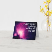 すべてが常に自分のために機能する引用文 カード (黄色い花)