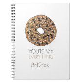 すべてが詰まったベーグル フーディー ウェディング フェイバー ノートブック (正面)