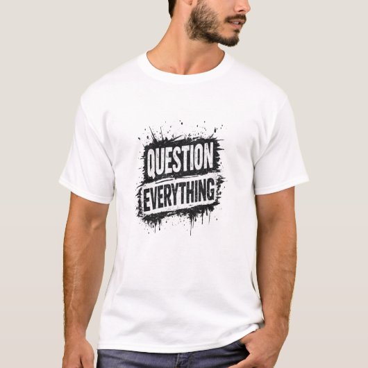 すべてに疑問を持て - 太字グランジフォント Tシャツ (正面)