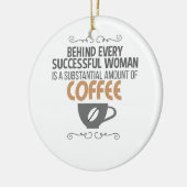すべてのやる気を起こさせる女性の後ろの女性はコーヒーである セラミックオーナメント (左)