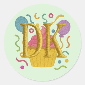 すべてのイニシャル刺繍ルック誕生日カップケーキ ラウンドシール