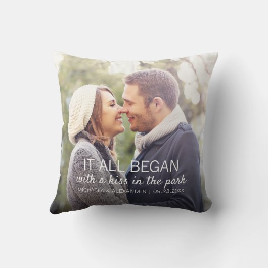 すべてのカップルの写真パーソナライズされたを始めた場所 クッション (裏面)