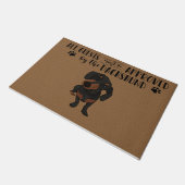 すべてのゲストはDachshundの承認を受ける必要がある ドアマット (アングル)