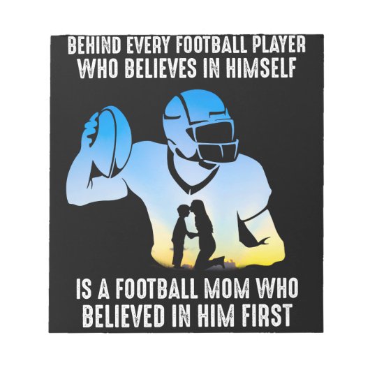 すべてのサッカー選手のサッカーママの後ろに ノートパッド (正面)