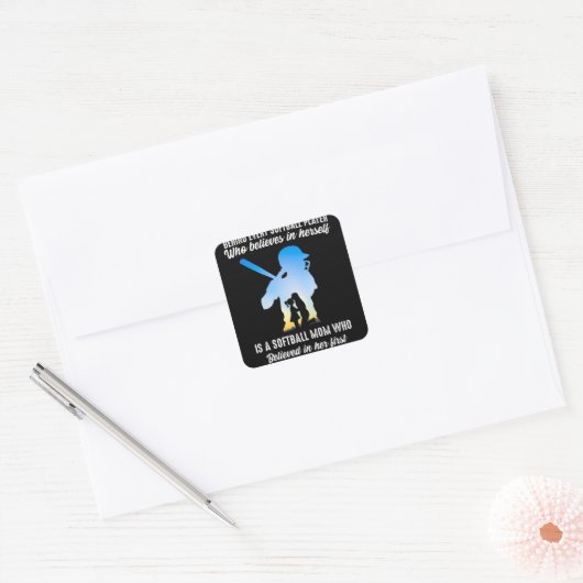 すべてのソフトボール選手ソフトボールのママの後ろに スクエアシール (封筒)
