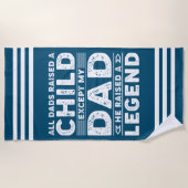 すべてのパパが子供を育てたが、私のパパは伝説を育てた ビーチタオル (正面)