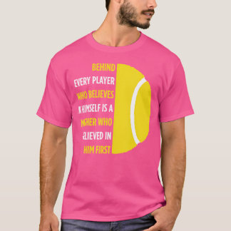すべてのプレーヤーの後ろに母テニスのギフトmom Te Tシャツ