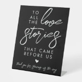 すべてのラブストーリーにミニマル白黒 台座サイン (正面)