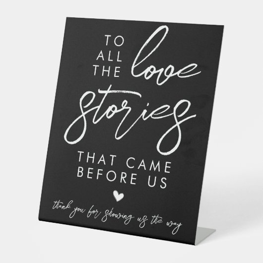 すべてのラブストーリーにミニマル白黒 台座サイン (正面)