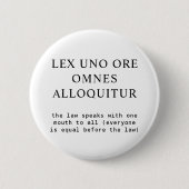すべての人が法の前に平等ラテン引用文 缶バッジ (正面)
