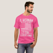 すべての台所に一人の女性 すべての手に一丁の銃 アメリカン Tシャツ (正面フル)