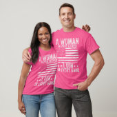 すべての台所に一人の女性 すべての手に一丁の銃 アメリカン Tシャツ (ユニセックス)