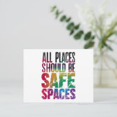 すべての場所は安全な宇宙である必要があるLGBTQプライド月 ポストカード (スタンド正面)