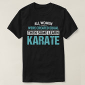 すべての女性は、いくつかのKaratと等しく作成さ学れた Tシャツ (デザイン正面)