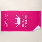 すべての女王王女の王冠の熱いネオンピンク ビーチタオル (正面)