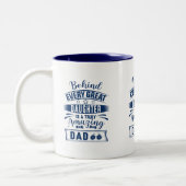 すべての娘素晴らしの背後に驚くべきパパ文字 ツートーンマグカップ (左)
