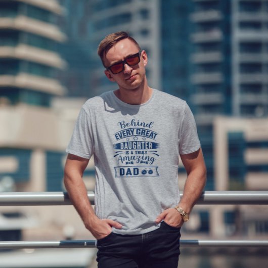 すべての娘素晴らしの背後に驚くべきパパ文字 Tシャツ