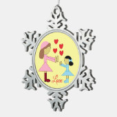 すべての子供が愛を必要とする：ライトイエロー スノーフレークピューターオーナメント (右)