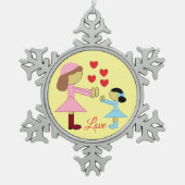 すべての子供が愛を必要とする：ライトイエロー スノーフレークピューターオーナメント (正面)