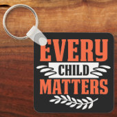 すべての子供は先住民に関わる キーホルダー (正面)