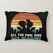 すべての子供読のレトロの本読好き男の子のギ アクセントクッション (裏面)