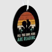 すべての子供読のレトロの本読好き男の子のギ オーナメント (正面)