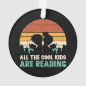 すべての子供読のレトロの本読好き男の子のギ オーナメント (裏面)