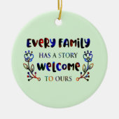 すべての家族は、私たちの家族Cに歓迎の物語を持っている セラミックオーナメント (正面)