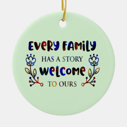 すべての家族は、私たちの家族Cに歓迎の物語を持っている セラミックオーナメント (正面)