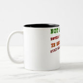 すべての悪魔が地獄に隠れるわけではない – レトロホラーデザイン ツートーンマグカップ (左)