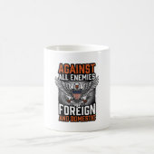 すべての敵に反抗する愛国的な鷲のTシャツデザイン_1 コーヒーマグカップ (中央)
