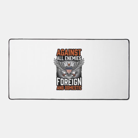 すべての敵に反抗する愛国的な鷲のTシャツデザイン_1 デスクマット (正面)
