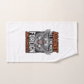 すべての敵に反抗する愛国的な鷲のTシャツデザイン_1 ハンドタオル (ハンドタオル)